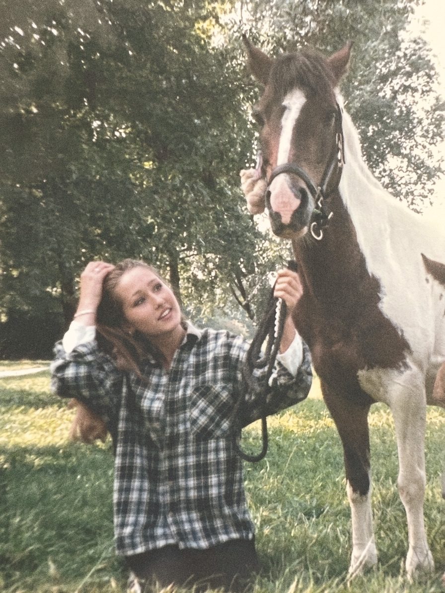 Nicky als zestienjarige naast haar bonte paard in de wei